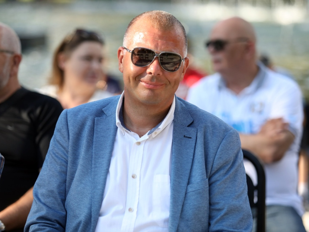 Antyszczepionkowcy okleili auto TVP. Borys: my również zostaliśmy zaatakowani, ale  słownie
