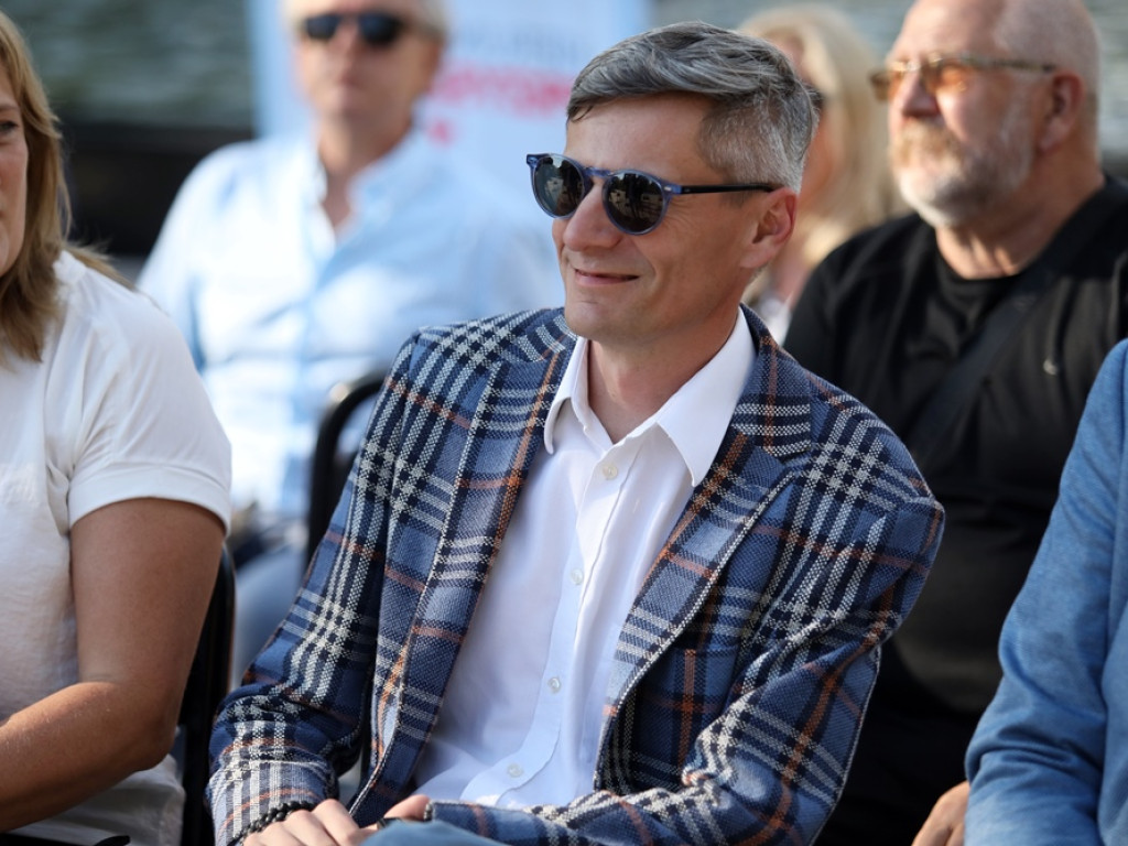 Antyszczepionkowcy okleili auto TVP. Borys: my również zostaliśmy zaatakowani, ale  słownie