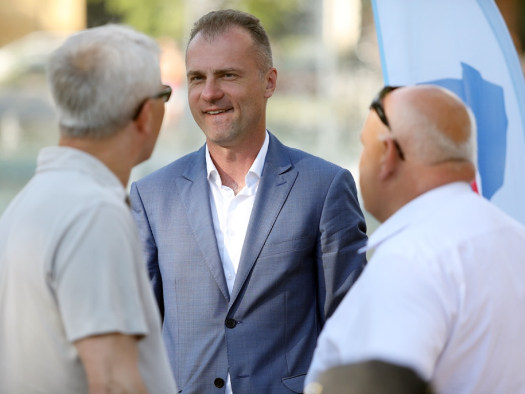 Antyszczepionkowcy okleili auto TVP. Borys: my również zostaliśmy zaatakowani, ale  słownie