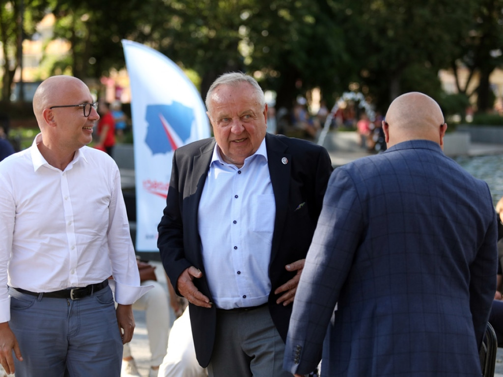 Antyszczepionkowcy okleili auto TVP. Borys: my również zostaliśmy zaatakowani, ale  słownie