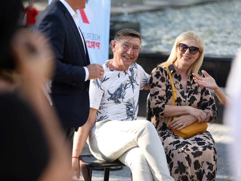 Antyszczepionkowcy okleili auto TVP. Borys: my również zostaliśmy zaatakowani, ale  słownie