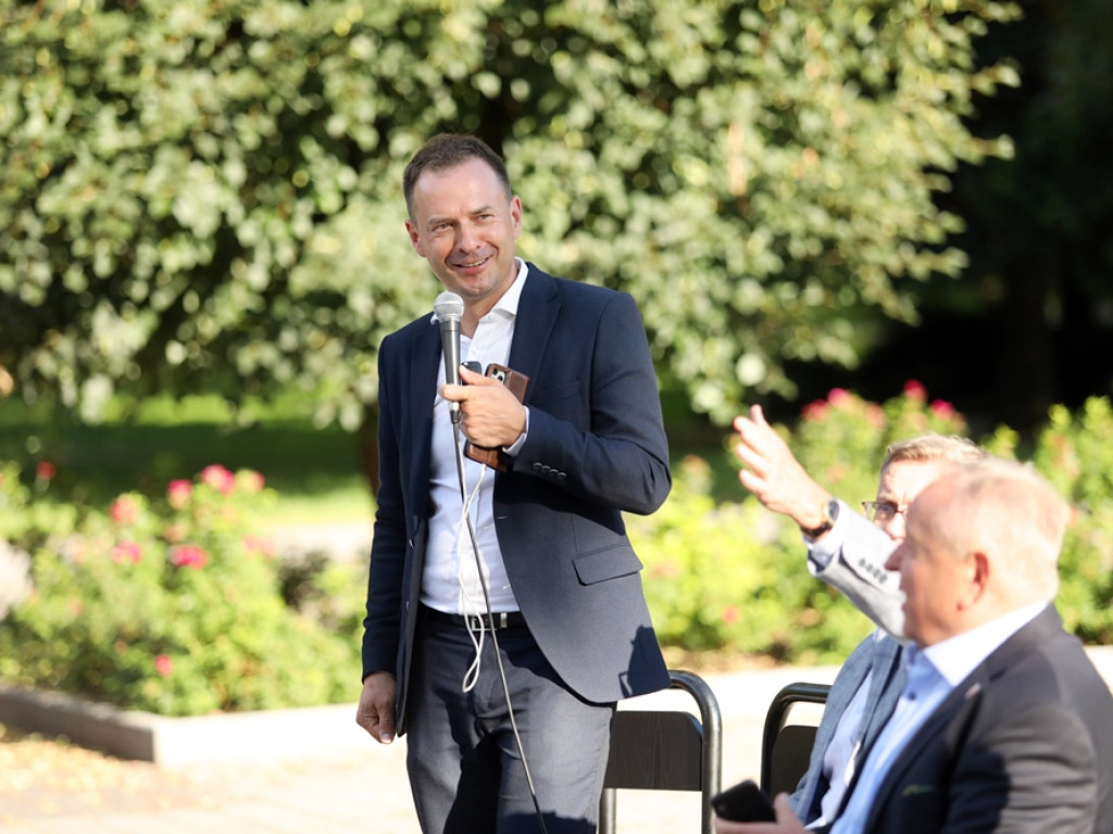 Antyszczepionkowcy okleili auto TVP. Borys: my również zostaliśmy zaatakowani, ale  słownie