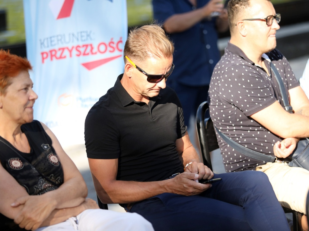 Antyszczepionkowcy okleili auto TVP. Borys: my również zostaliśmy zaatakowani, ale  słownie