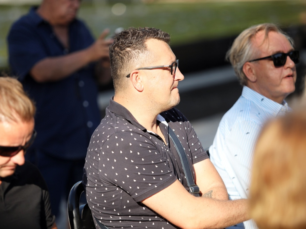 Antyszczepionkowcy okleili auto TVP. Borys: my również zostaliśmy zaatakowani, ale  słownie