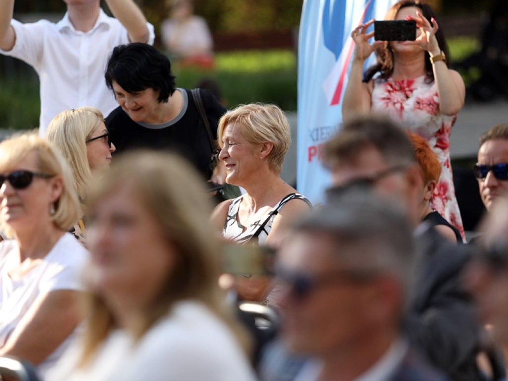 Antyszczepionkowcy okleili auto TVP. Borys: my również zostaliśmy zaatakowani, ale  słownie