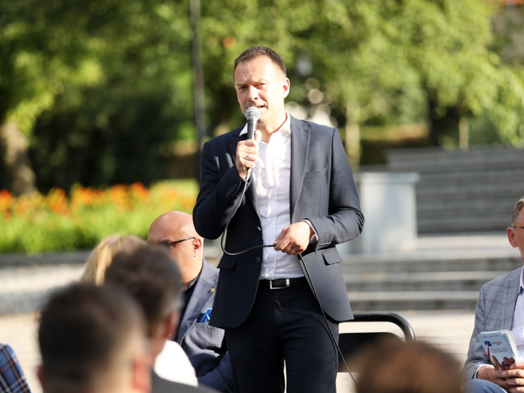 Antyszczepionkowcy okleili auto TVP. Borys: my również zostaliśmy zaatakowani, ale  słownie