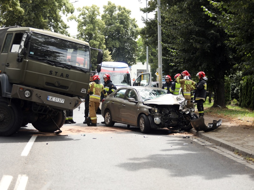 Dziecku nic się nie stało, ale kierowca citroena trafił do szpitala [ZDJĘCIA]