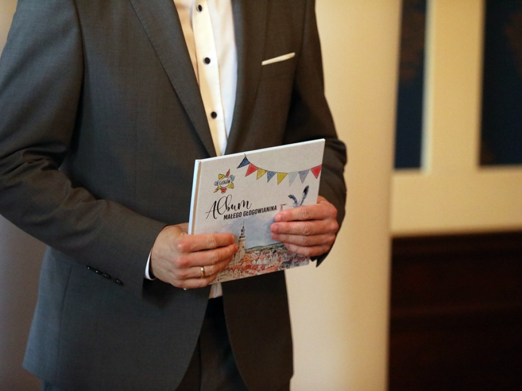 Pierwsze Albumy Małego Głogowianina dla Leny i Lilianny. Tatusiowie odebrali książeczki