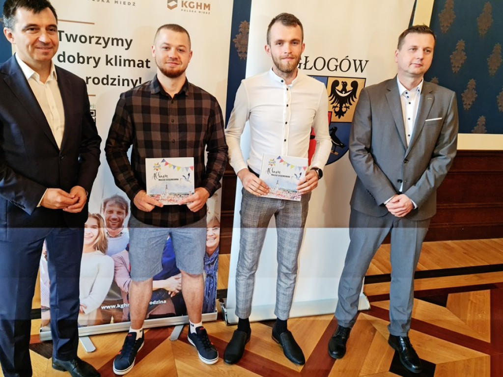 Pierwsze Albumy Małego Głogowianina dla Leny i Lilianny. Tatusiowie odebrali książeczki