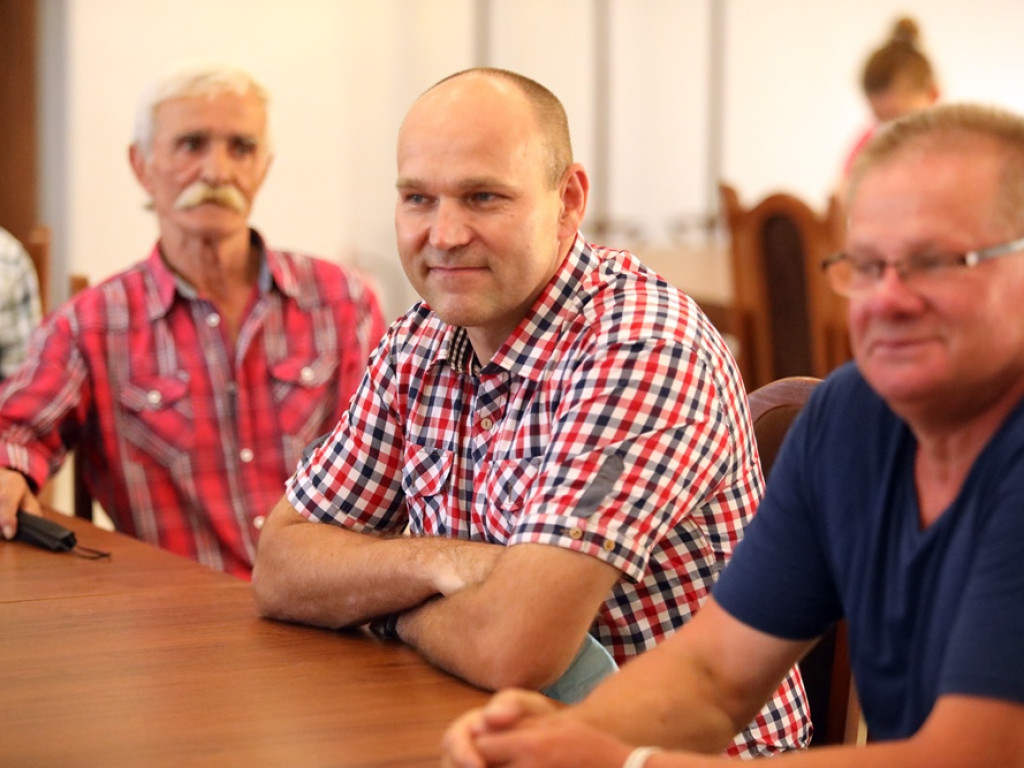 Poseł przyjechał na wieś. Mieszkańcy Pęcławia: Gdzie są pieniądze! Bogaci dostali, my bez grosza