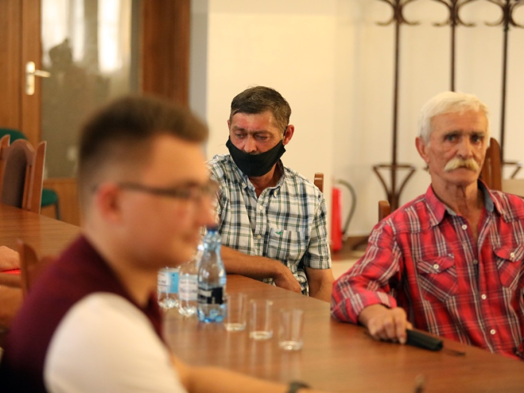 Poseł przyjechał na wieś. Mieszkańcy Pęcławia: Gdzie są pieniądze! Bogaci dostali, my bez grosza
