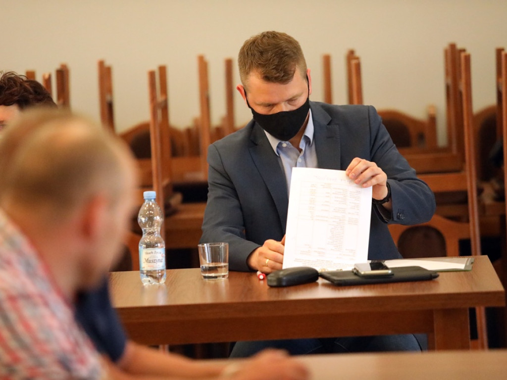 Poseł przyjechał na wieś. Mieszkańcy Pęcławia: Gdzie są pieniądze! Bogaci dostali, my bez grosza