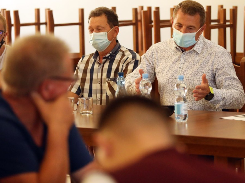 Poseł przyjechał na wieś. Mieszkańcy Pęcławia: Gdzie są pieniądze! Bogaci dostali, my bez grosza