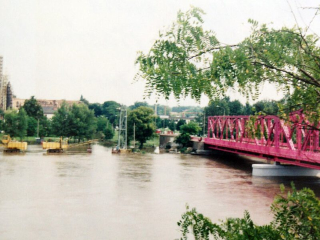 Rocznica powodzi Tysiąclecia. 24 lata temu przez most przelewała się woda