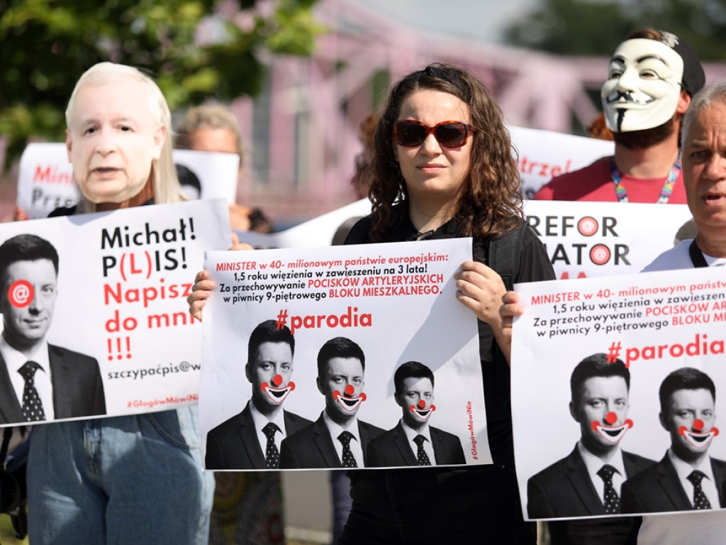 Karykatura Kaczyńskiego i plakaty z wizerunkiem Dworczyka. Rozpoczęły się uroczystości na bulwarze