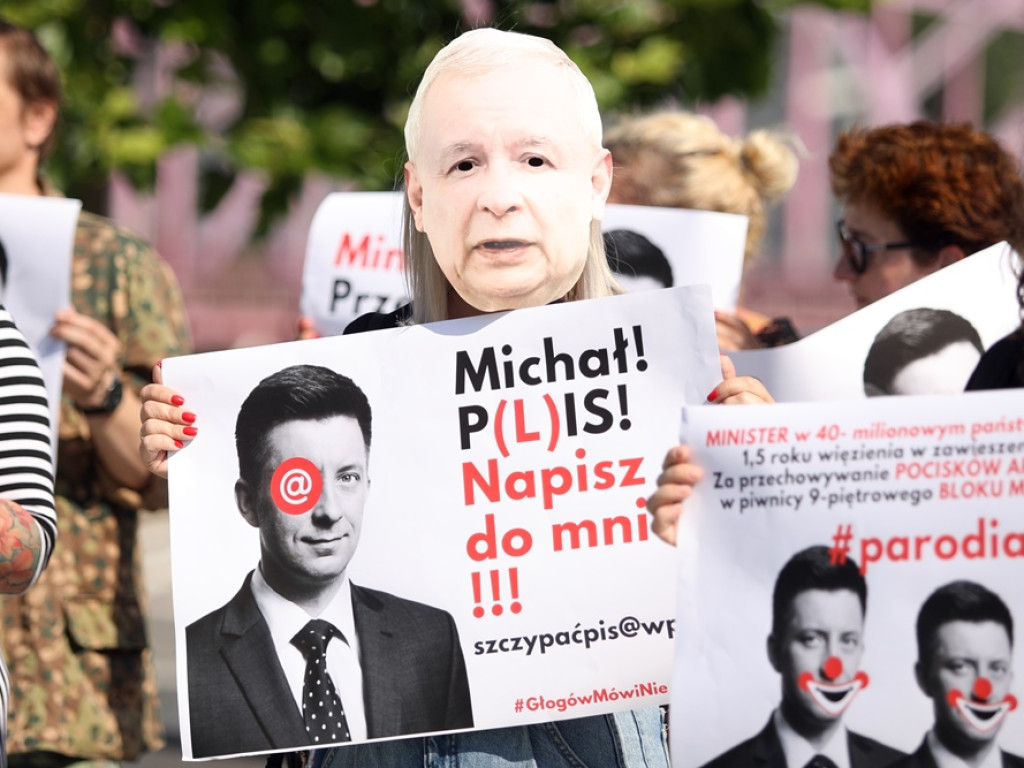 Karykatura Kaczyńskiego i plakaty z wizerunkiem Dworczyka. Rozpoczęły się uroczystości na bulwarze