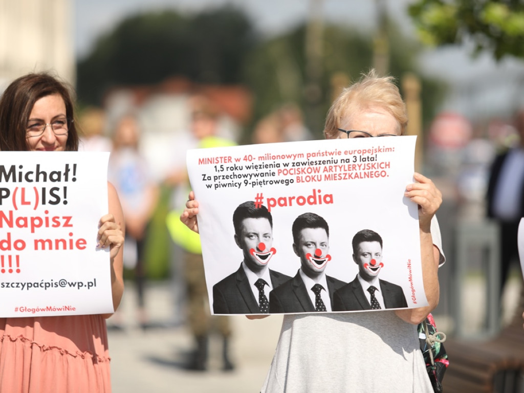 Karykatura Kaczyńskiego i plakaty z wizerunkiem Dworczyka. Rozpoczęły się uroczystości na bulwarze