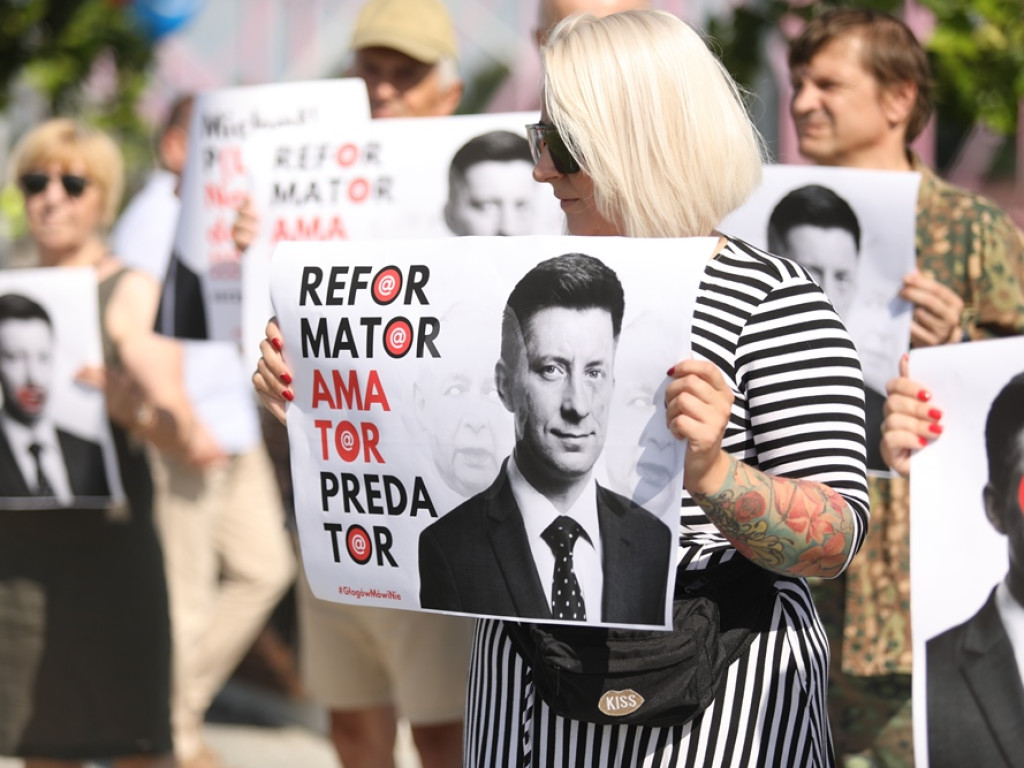 Karykatura Kaczyńskiego i plakaty z wizerunkiem Dworczyka. Rozpoczęły się uroczystości na bulwarze