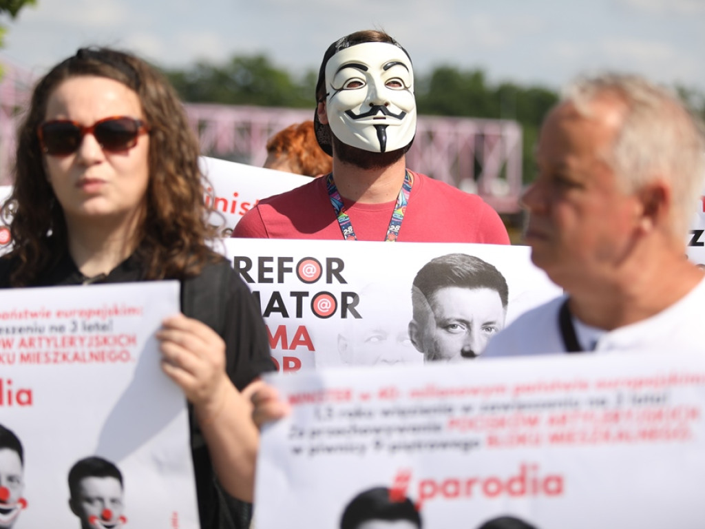 Karykatura Kaczyńskiego i plakaty z wizerunkiem Dworczyka. Rozpoczęły się uroczystości na bulwarze