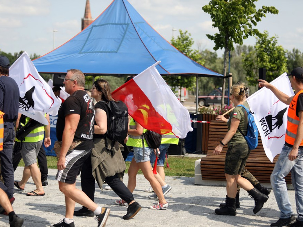 Protest w Głogowie: było starcie z policją i straszenie dziennikarzy [ZDJĘCIA]