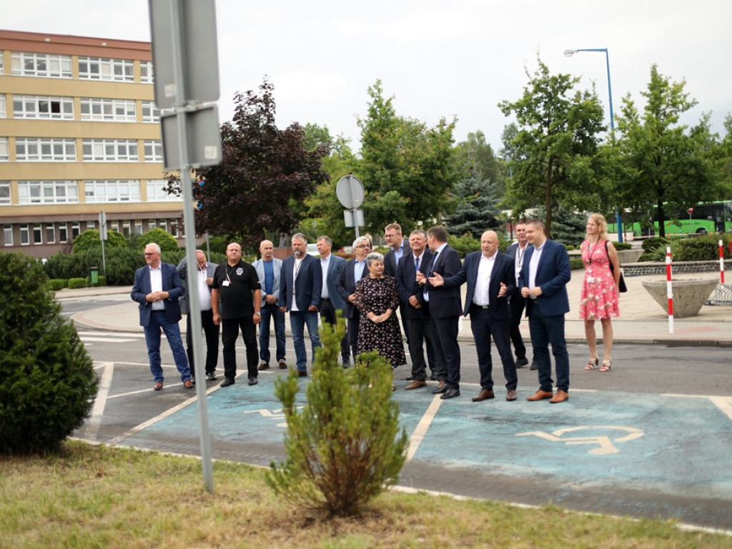 Pięć dębów na 50-lecie Huty Miedzi Głogów. Wyjątkowy jubileusz