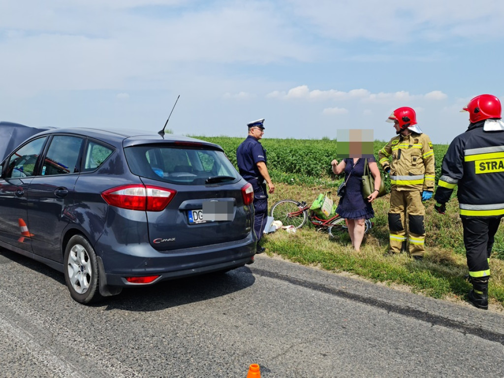 Chciał wyprzedzić rowerzystkę i doszło do kraksy. Trzy auta rozbite, są poszkodowani [ZDJĘCIA]