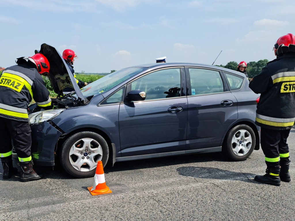 Chciał wyprzedzić rowerzystkę i doszło do kraksy. Trzy auta rozbite, są poszkodowani [ZDJĘCIA]