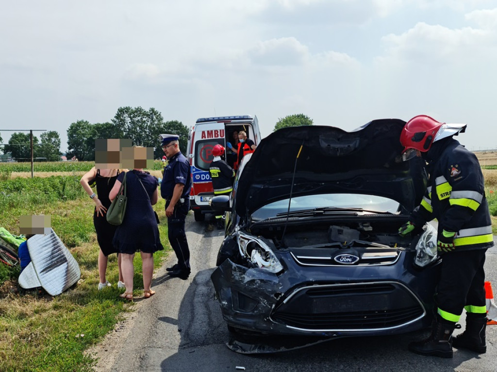 Chciał wyprzedzić rowerzystkę i doszło do kraksy. Trzy auta rozbite, są poszkodowani [ZDJĘCIA]