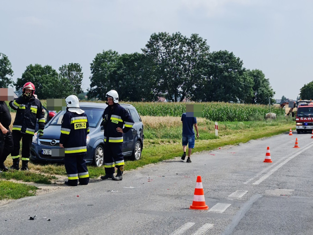 Chciał wyprzedzić rowerzystkę i doszło do kraksy. Trzy auta rozbite, są poszkodowani [ZDJĘCIA]
