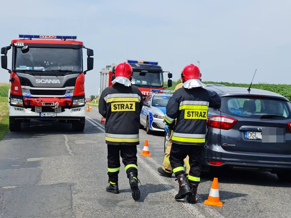Chciał wyprzedzić rowerzystkę i doszło do kraksy. Trzy auta rozbite, są poszkodowani [ZDJĘCIA]