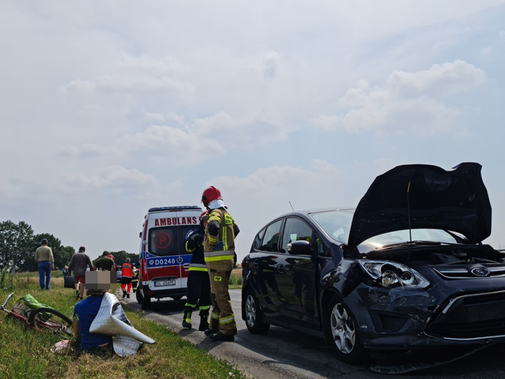 Chciał wyprzedzić rowerzystkę i doszło do kraksy. Trzy auta rozbite, są poszkodowani [ZDJĘCIA]