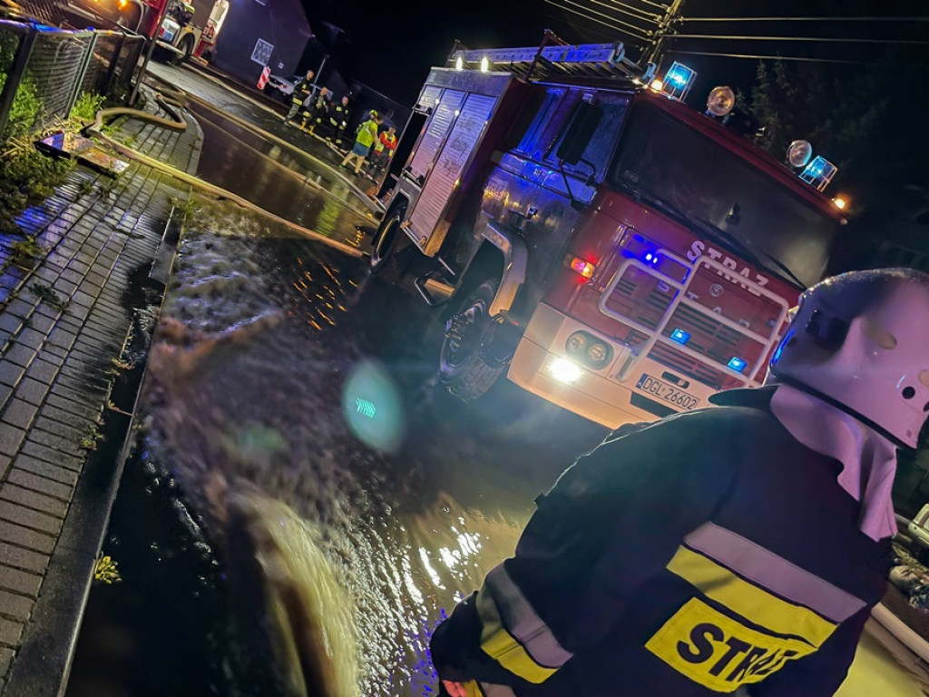 Pół metra wody w domach, metr w piwnicach. Akcja ratunkowa w Nielubi trwała do rana [ZDJĘCIA]