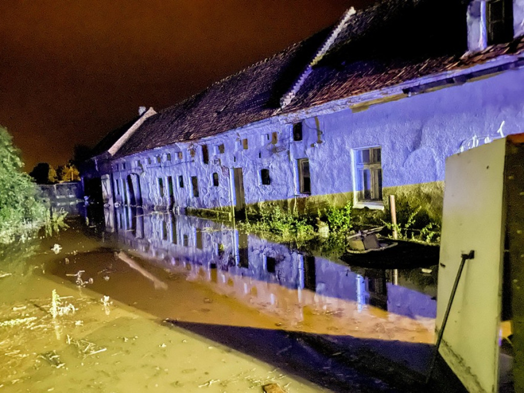 Pół metra wody w domach, metr w piwnicach. Akcja ratunkowa w Nielubi trwała do rana [ZDJĘCIA]