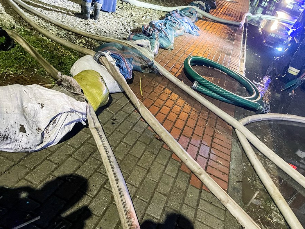Pół metra wody w domach, metr w piwnicach. Akcja ratunkowa w Nielubi trwała do rana [ZDJĘCIA]