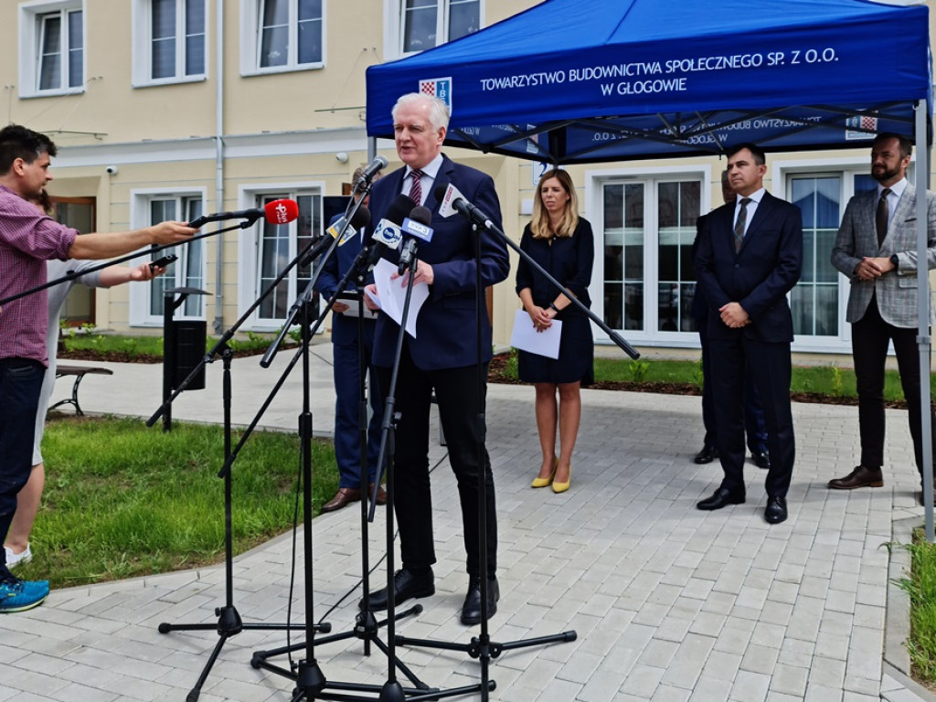 Premier przywiózł ze sobą czeki na miliony. 