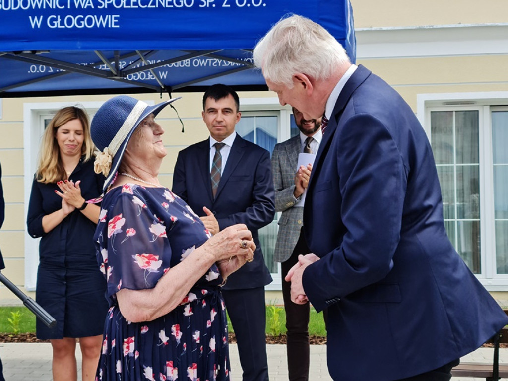 Premier przywiózł ze sobą czeki na miliony. 