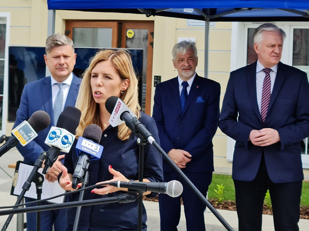 Premier przywiózł ze sobą czeki na miliony. 