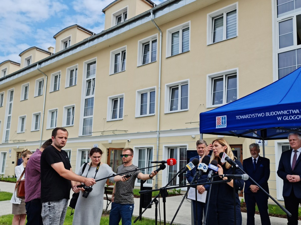 Premier przywiózł ze sobą czeki na miliony. 