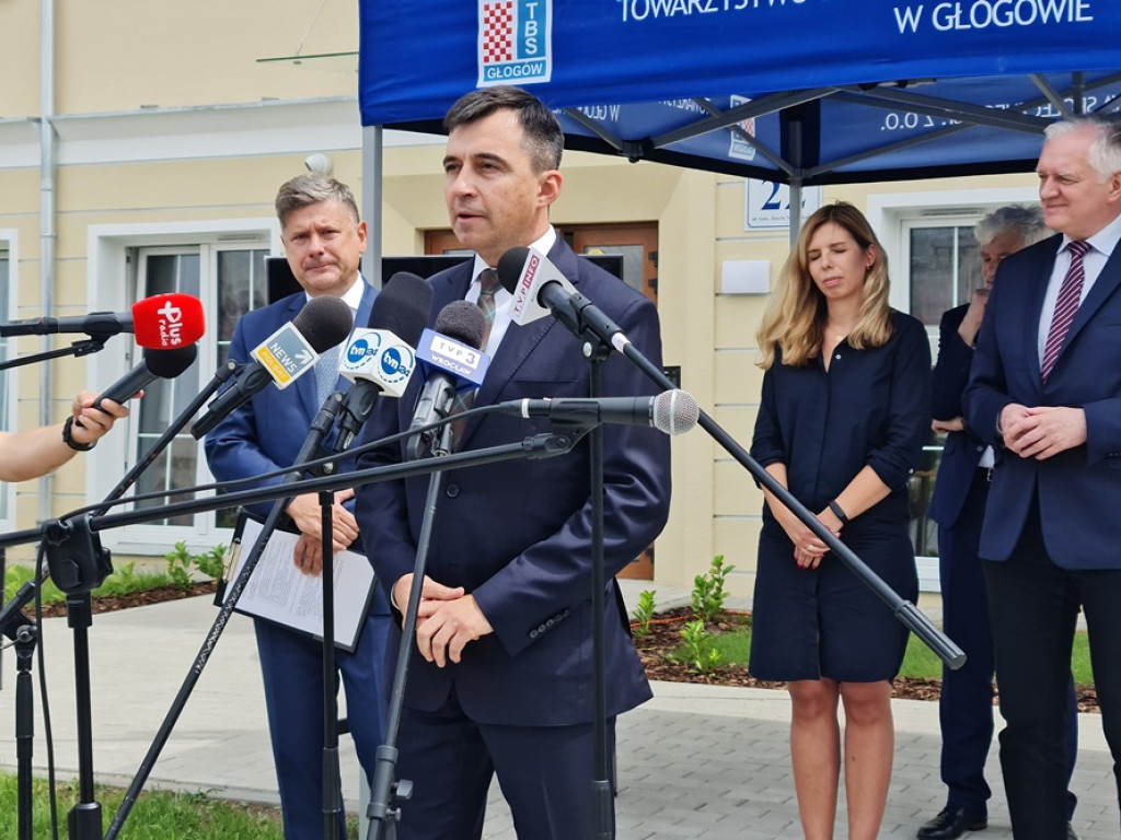 Premier przywiózł ze sobą czeki na miliony. 