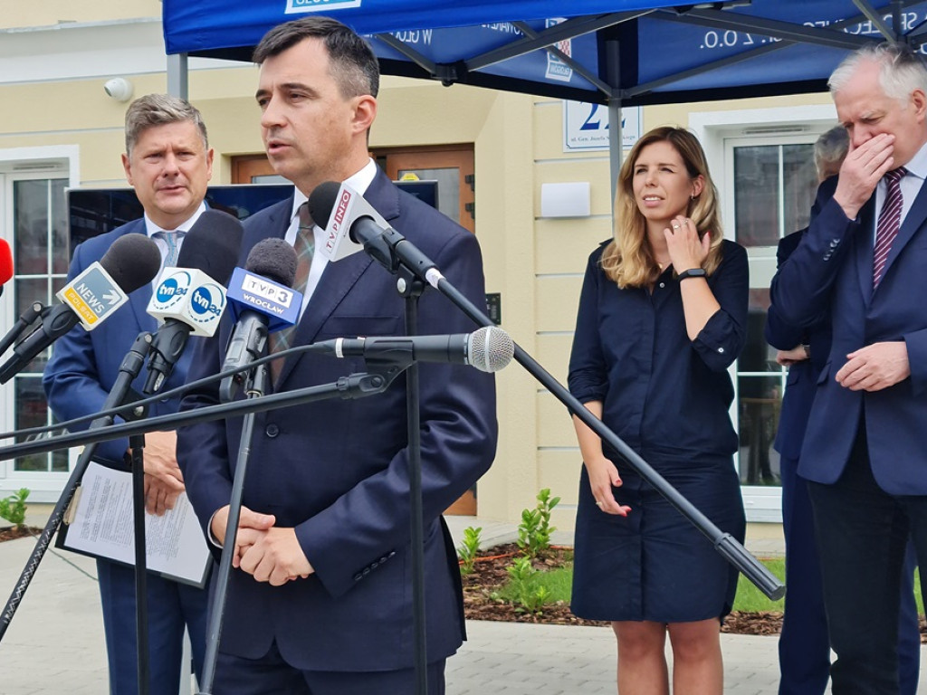 Premier przywiózł ze sobą czeki na miliony. 
