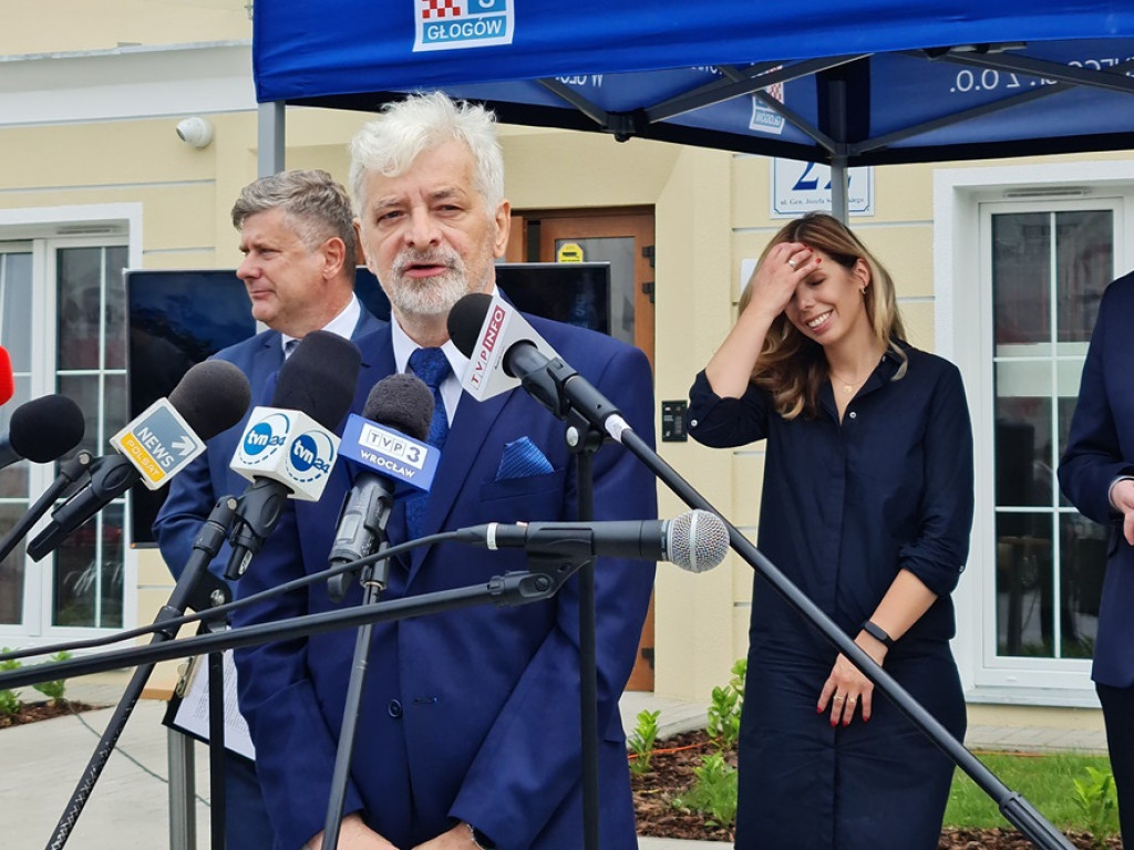 Premier przywiózł ze sobą czeki na miliony. 