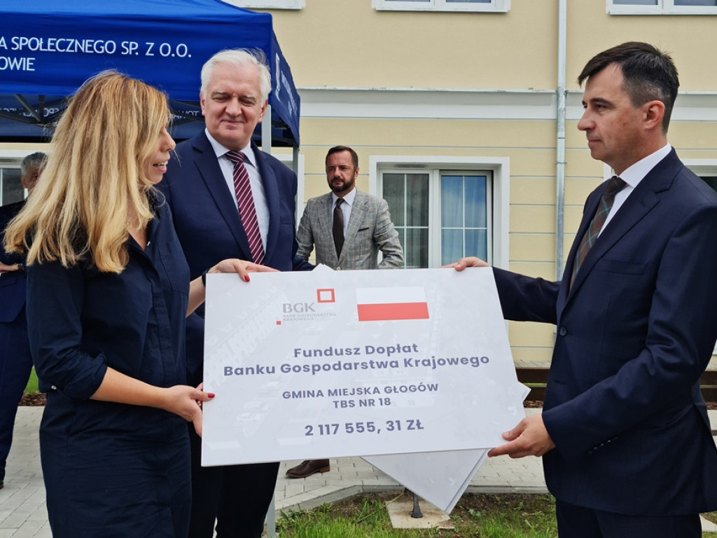 Premier przywiózł ze sobą czeki na miliony. 