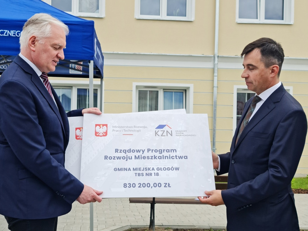 Premier przywiózł ze sobą czeki na miliony. 