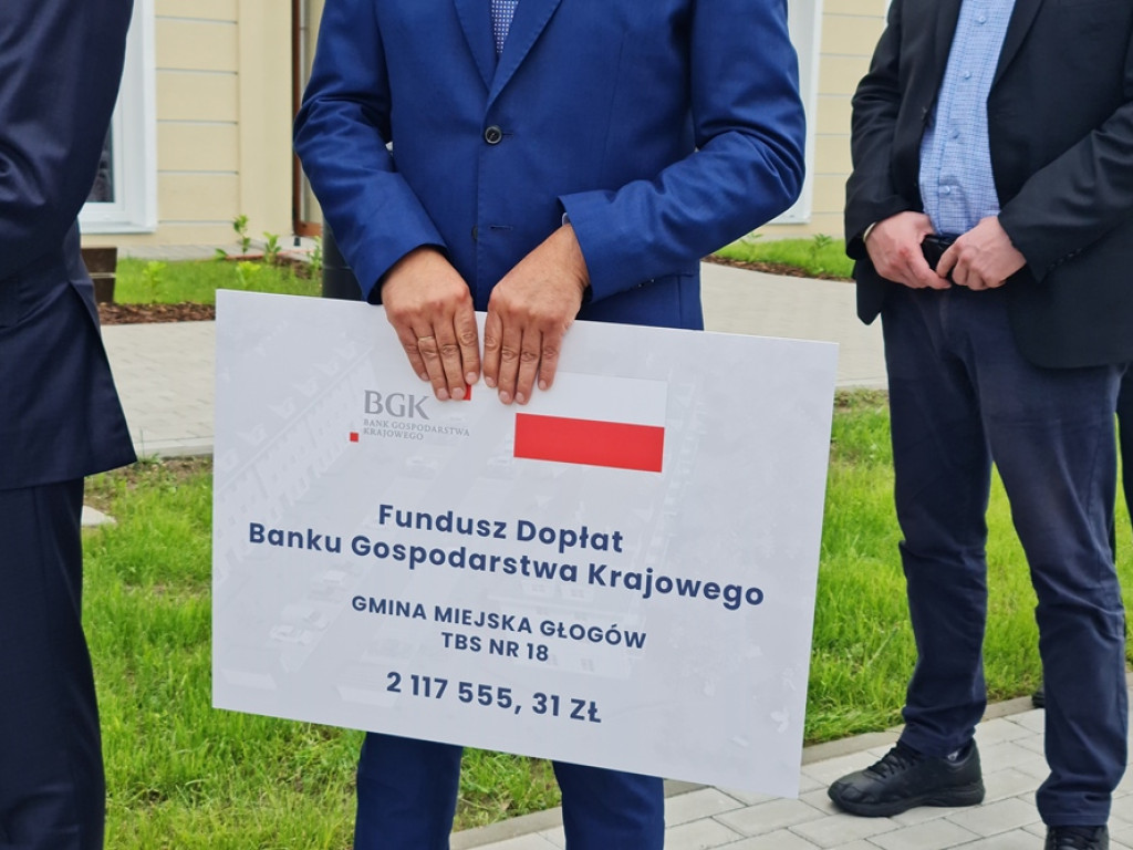 Premier przywiózł ze sobą czeki na miliony. 