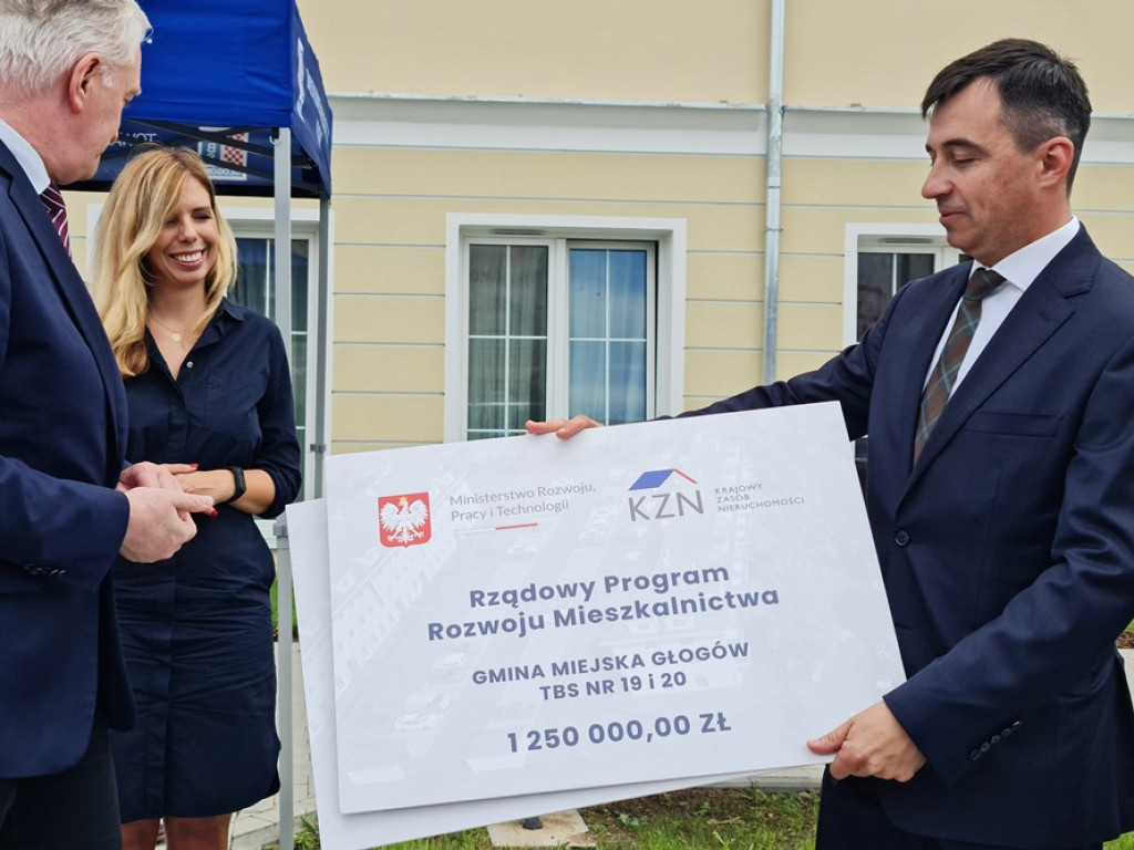Premier przywiózł ze sobą czeki na miliony. 