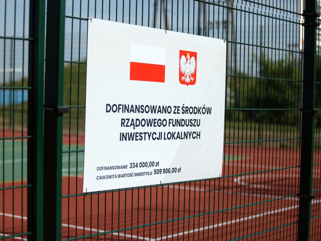 Boisko w Brzegu Głogowskim gotowe! Wójt przywiózł piłki i dostał pamiątkową koszulkę