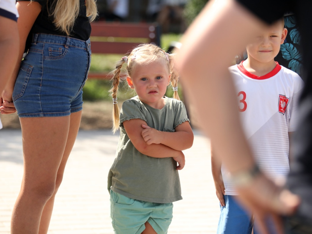 Boisko w Brzegu Głogowskim gotowe! Wójt przywiózł piłki i dostał pamiątkową koszulkę