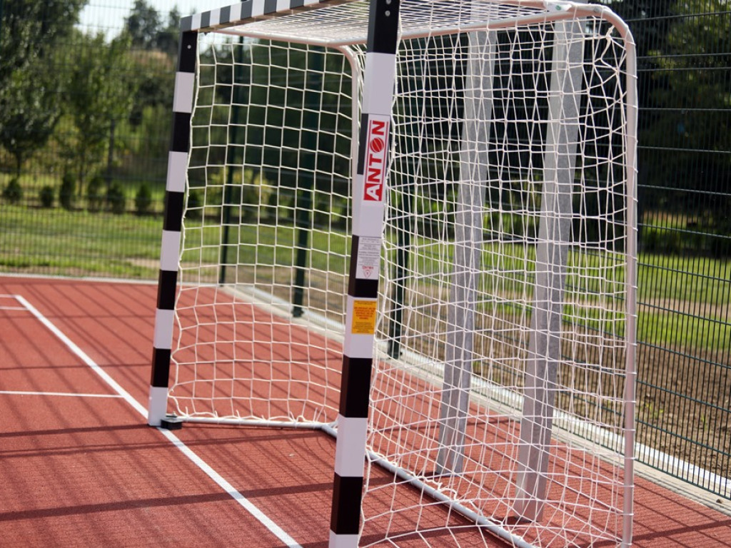 Boisko w Brzegu Głogowskim gotowe! Wójt przywiózł piłki i dostał pamiątkową koszulkę