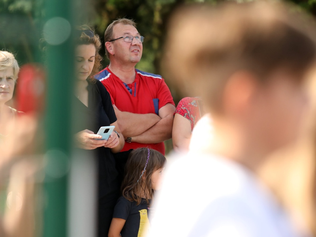 Boisko w Brzegu Głogowskim gotowe! Wójt przywiózł piłki i dostał pamiątkową koszulkę