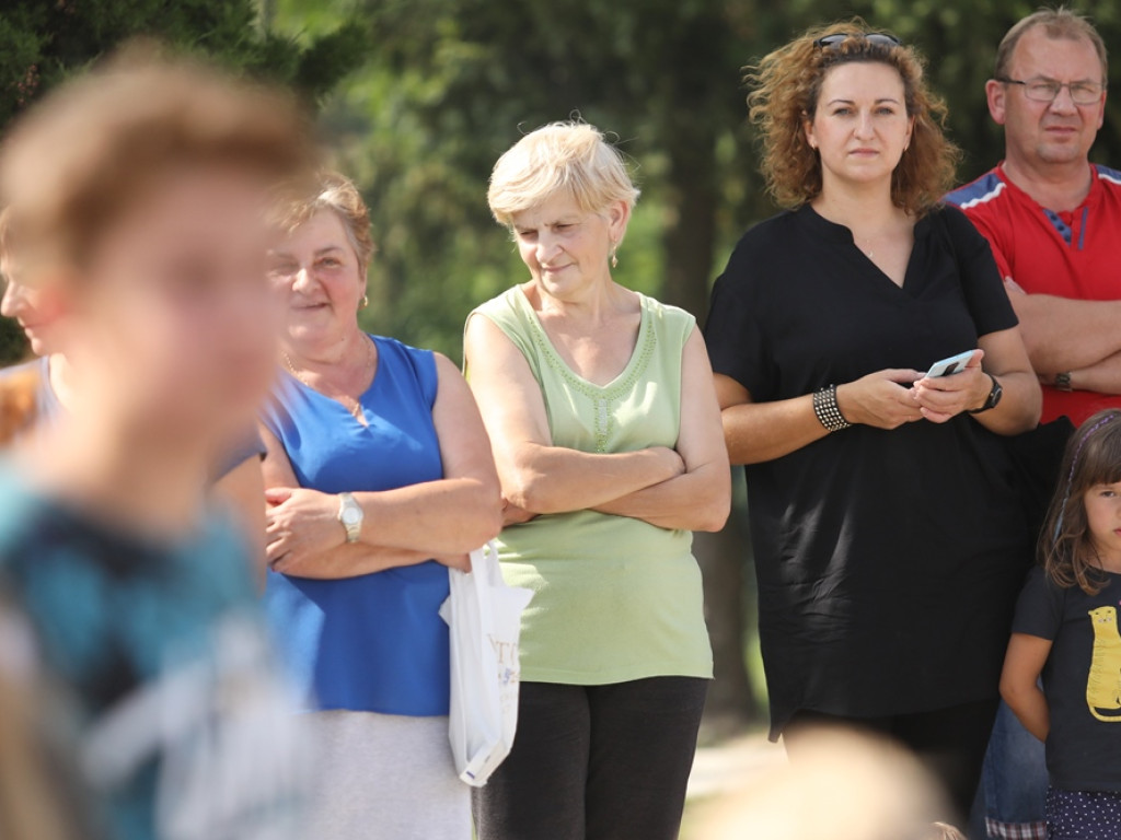 Boisko w Brzegu Głogowskim gotowe! Wójt przywiózł piłki i dostał pamiątkową koszulkę